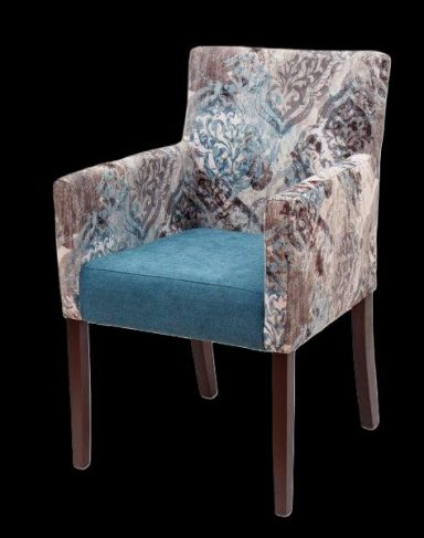 Bequemer Stuhl mit gemustertem Stoff und hellblauer Sitzfläche.