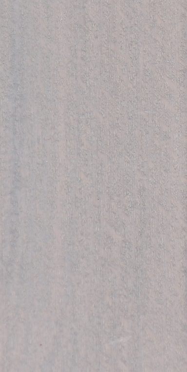 Grau Helle, einfarbige Oberfläche mit feiner Textur und vertikalen Linien.