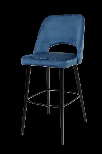 Blaue Stuhl mit stabilem schwarzen Gestell und Rückenlehne.