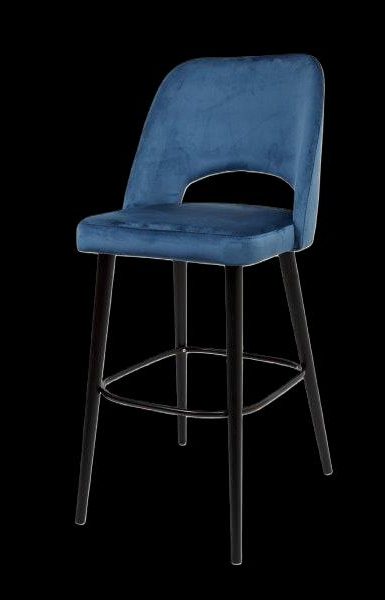 Blauer Barhocker mit schwarzem Gestell und einem runden Rückenbereich.