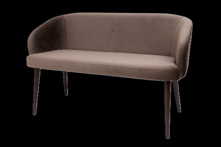 Brauner, gepolsterter Sofa mit geschwungenen Armlehnen und Holzbeinen.