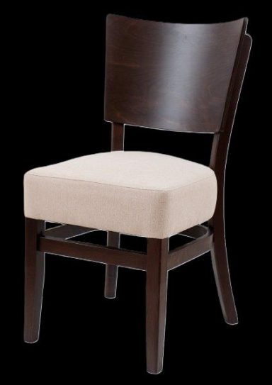 Dunkelbrauner Holzstuhl mit hellbeige gepolsterter Sitzfläche.