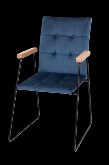 Blauer Stuhl mit gepolsterter Sitzfläche und Holzarmlehnen auf einem schwarzen Hintergrund.
