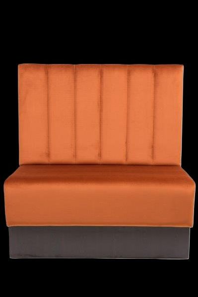 Orangenes, gepolstertes Sofa mit vertikalen Steppungen und schwarzem Sockel.