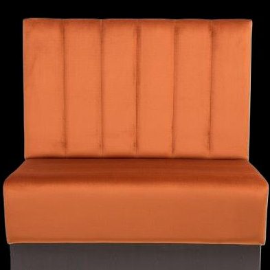Orangesofa mit vertikalen Steppnähten und niedrigem Rücken, vor schwarzem Hintergrund.