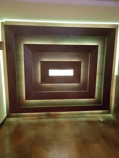Wand mit mehreren rechteckigen Rahmen, beleuchtet von LED-Lichtern.