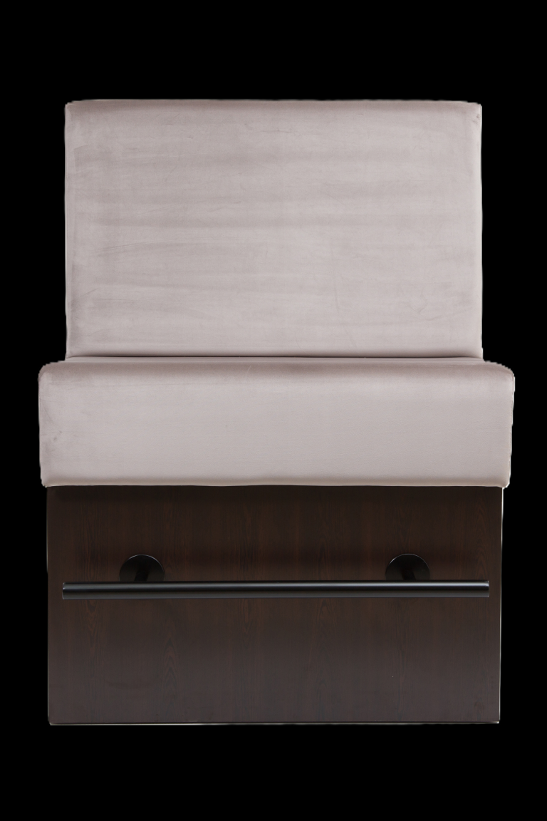 Gastronomie Sitzbank Bench Bar Beige Bank mit glatter Oberfläche auf einem dunklen Hintergrund.