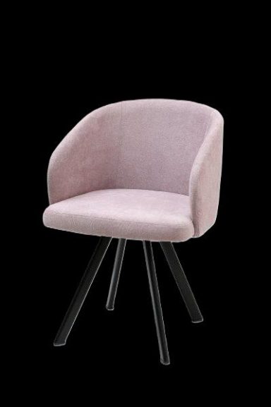 Bequemer, gepolsterter Stuhl in Rosa mit schwarzen Beinen.