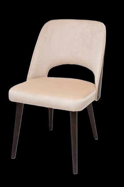 Beige Stuhl mit offenem Rücken und dunklen Holzbeinen.