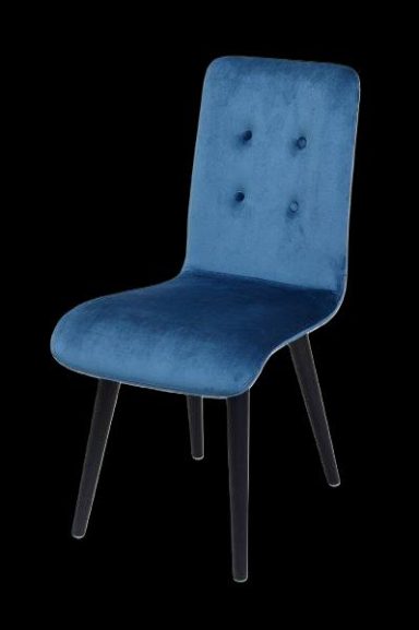 Blaue, gepolsterte Stuhl mit vier schwarzen Beinen und einer gesteppten Rückenlehne.