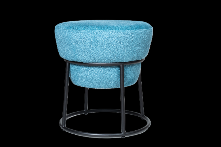 Gastronomie Hocker Siena 1 Blauer, gepolsterter Hocker mit schwarzem Metallgestell.