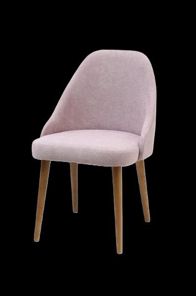Beige Stuhl mit gepolstertem Sitz und Holzbeinen auf schwarzem Hintergrund.