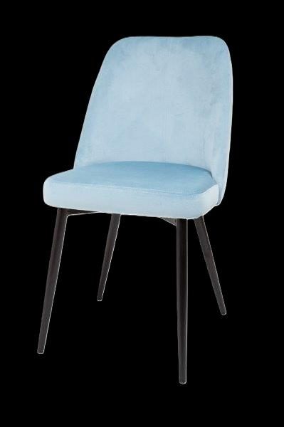 Hellblauer Stuhl mit schwarzen Beinen und schlichtem Design.
