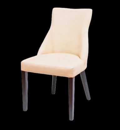 Beige Esszimmerstuhl mit Holzbeinen auf schwarzem Hintergrund.