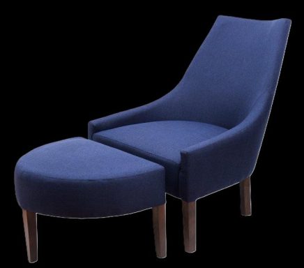 Blauer Sessel mit passendem Hocker auf dunklem Hintergrund.