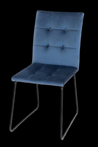 Ein blauer Samtstuhl mit einer Rückenlehne und einem minimalistischen Metallgestell.