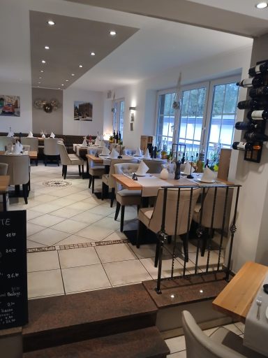 Gemütliches Restaurant mit modernem Interieur und Tischen in hellen Farben.