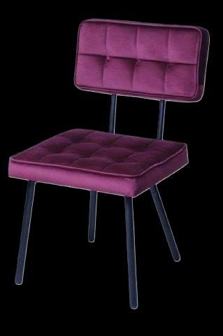 Violette, gepolsterte Stuhl mit quadratischer Sitzfläche und zwei Rückenkissen.