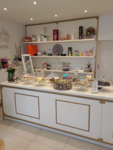Ein stilvoller Süßwarenladen mit einer Vielfalt an bunten Süßigkeiten und Desserts.