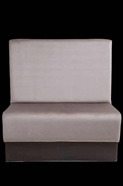 Helles, schlichtes Sofa mit gerader Rückenlehne und glatter Oberfläche.