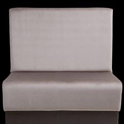 Beige Sofa mit hoher Rückenlehne, auf schwarzem Hintergrund.