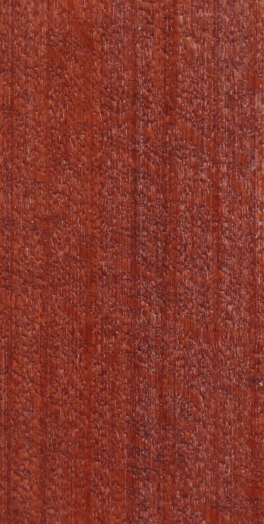 Tik Holzstruktur in rötlicher Farbe mit feinen Linien und einer glatten Oberfläche.