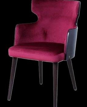 Roter Polstersessel mit schmalen Beinen und eleganter Rückenlehne.