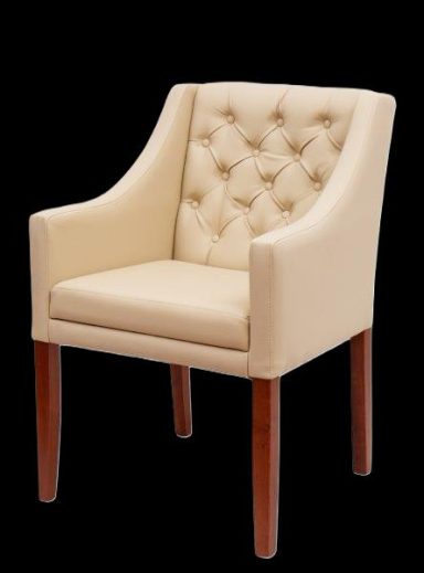 Beige, gepolsterter Stuhl mit knopfgeplosterter Rückenlehne und Holzbeinen.