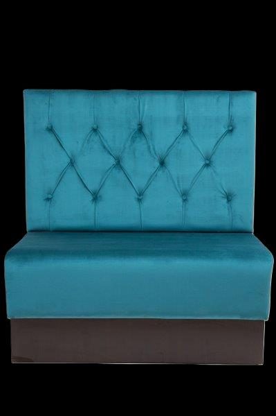 Türkisfarbige Couch mit gestepptem Rücken und schwarzem Bezug.
