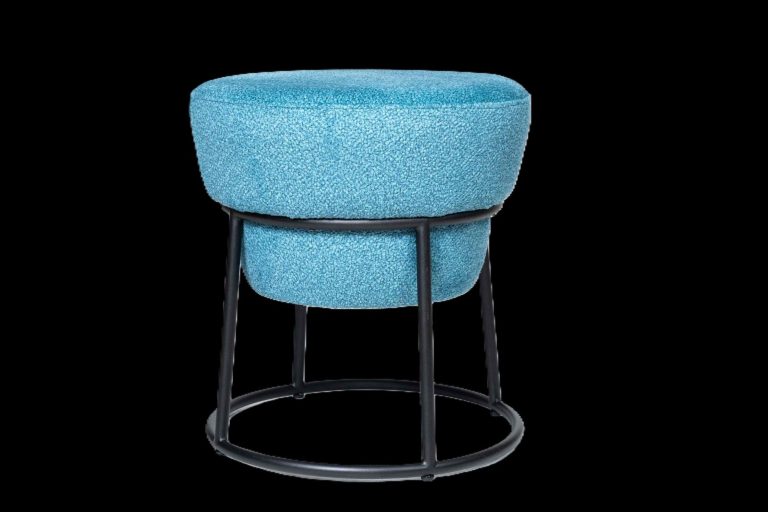 Runder, gepolsterter Hocker in hellblau mit schwarzem Metallgestell.