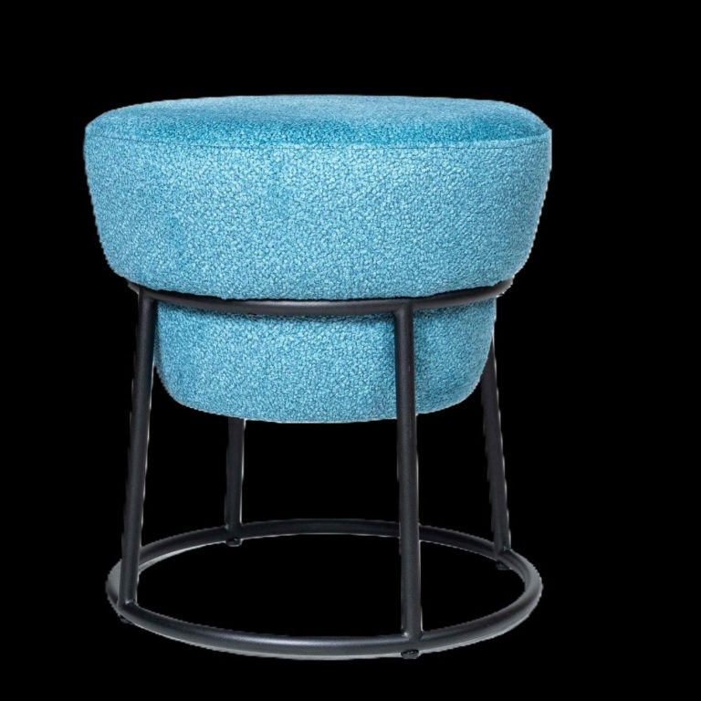 Blauer, gepolsterter Hocker mit schwarzem Metallgestell.