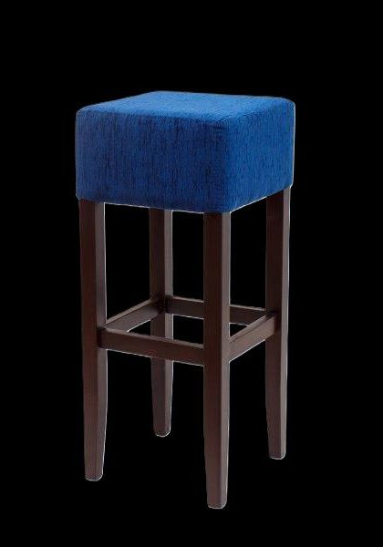 Blauer, gepolsterter Hocker mit vier Holzbeinen auf schwarzem Hintergrund.