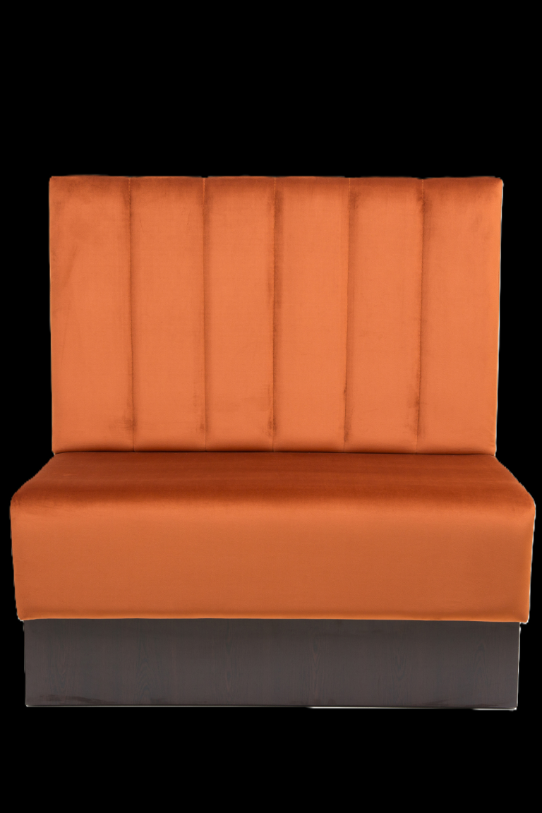 Gastronomie Sitzbank Stripe Orangenes, gepolstertes Sofa mit vertikalen Steppungen und schwarzem Sockel.