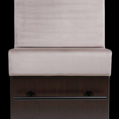 Eleganter, gepolsterter Stuhl mit Holzgestell und einer schwarzen Leiste.