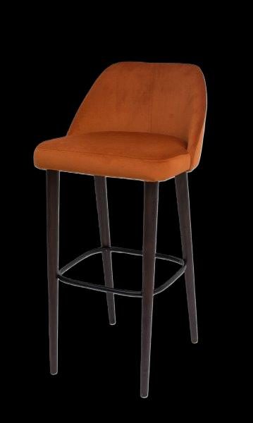 Hocker mit blauer Samtpolsterung und schwarzen Holzbeinen, schlichtes Design.