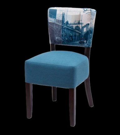 Stuhl mit blauer Sitzfläche und Rückenteil mit städtischem Fotodruck.