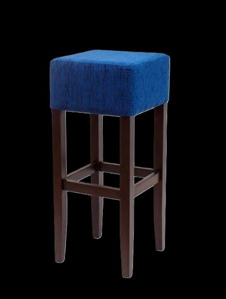 Blauer Hocker mit quadratischer Sitzfläche und dunklen Holzbeinen.