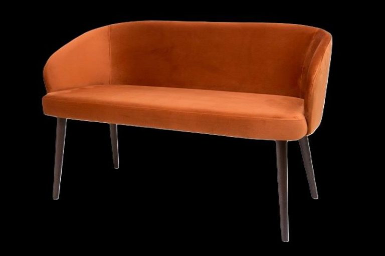 Orangesofa mit geschwungener Rückenlehne und dunklen Holzbeinen.