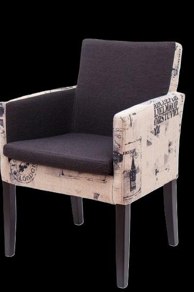 Bequemer Stuhl mit schwarzem Polster und beige-weißer Musterung.