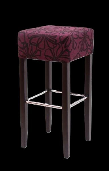 Hocker mit gepolsterter, gemusterter Sitzfläche und vier Holzbeinen.